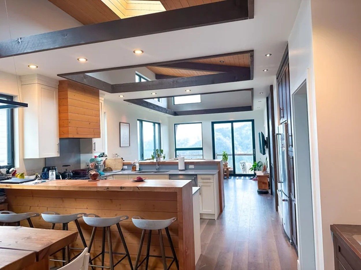 Salón familiar de un proyecto de tipo Viviendas unifamiliares cerca de Vancouver (Gran Vancouver) por Custom Coastal Homes