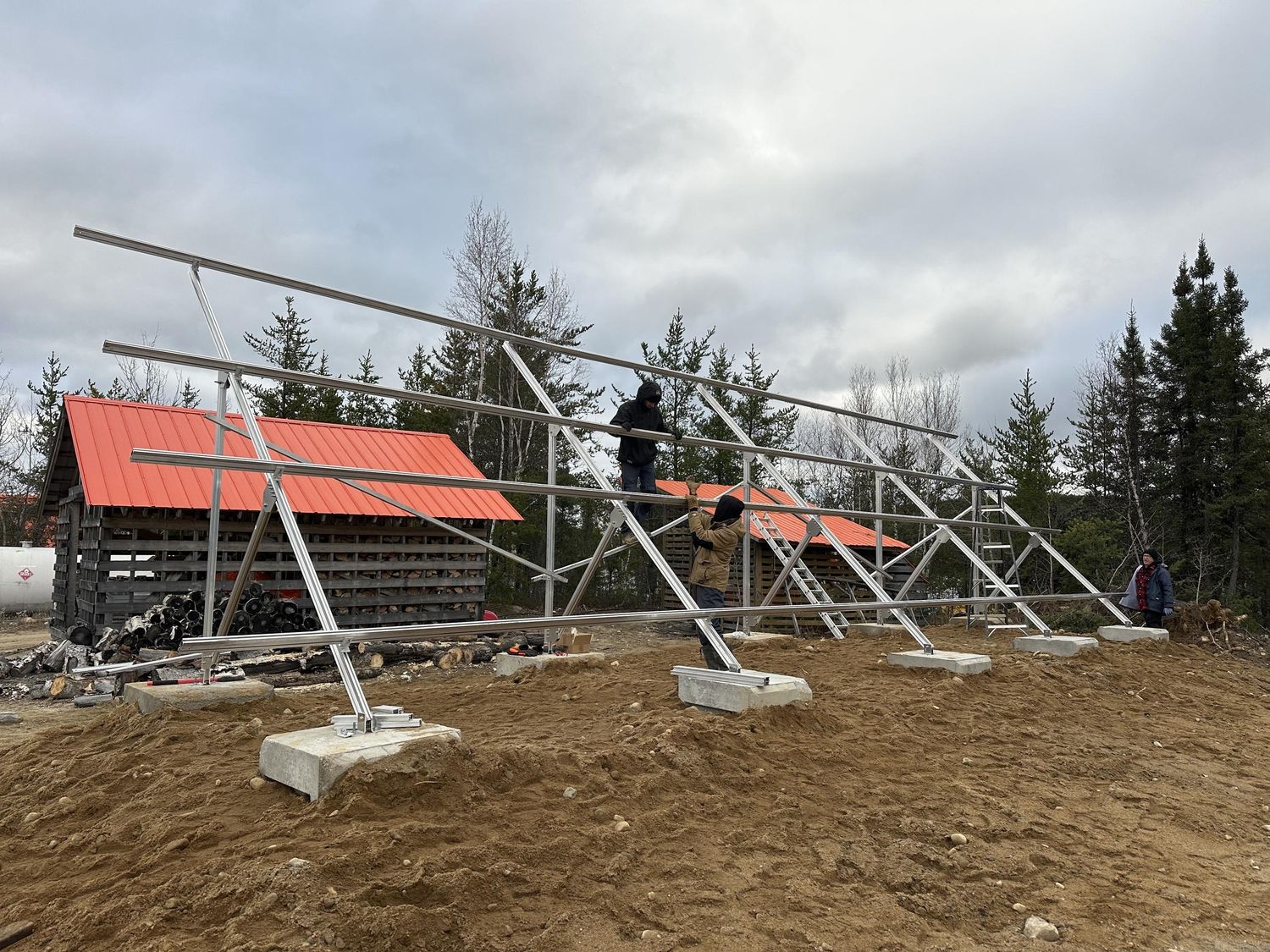 Cour arrière d'un projet de Systèmes autonomes photovoltaïques près de Trois-Rivières/Shawinigan (Mauricie) de Alternative Solaire inc.