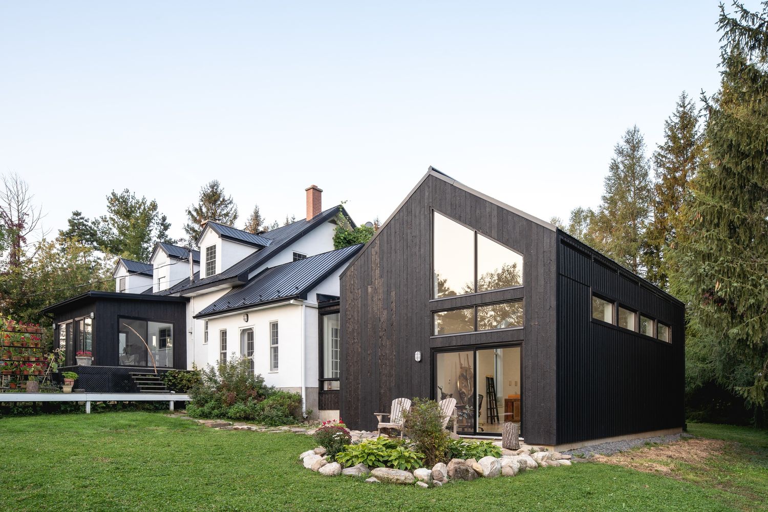 Cour arrière d'un projet de Revêtement et parement extérieur près de Montréal/Laval/Longueuil (Grand Montréal) de Arbres et bois inc.