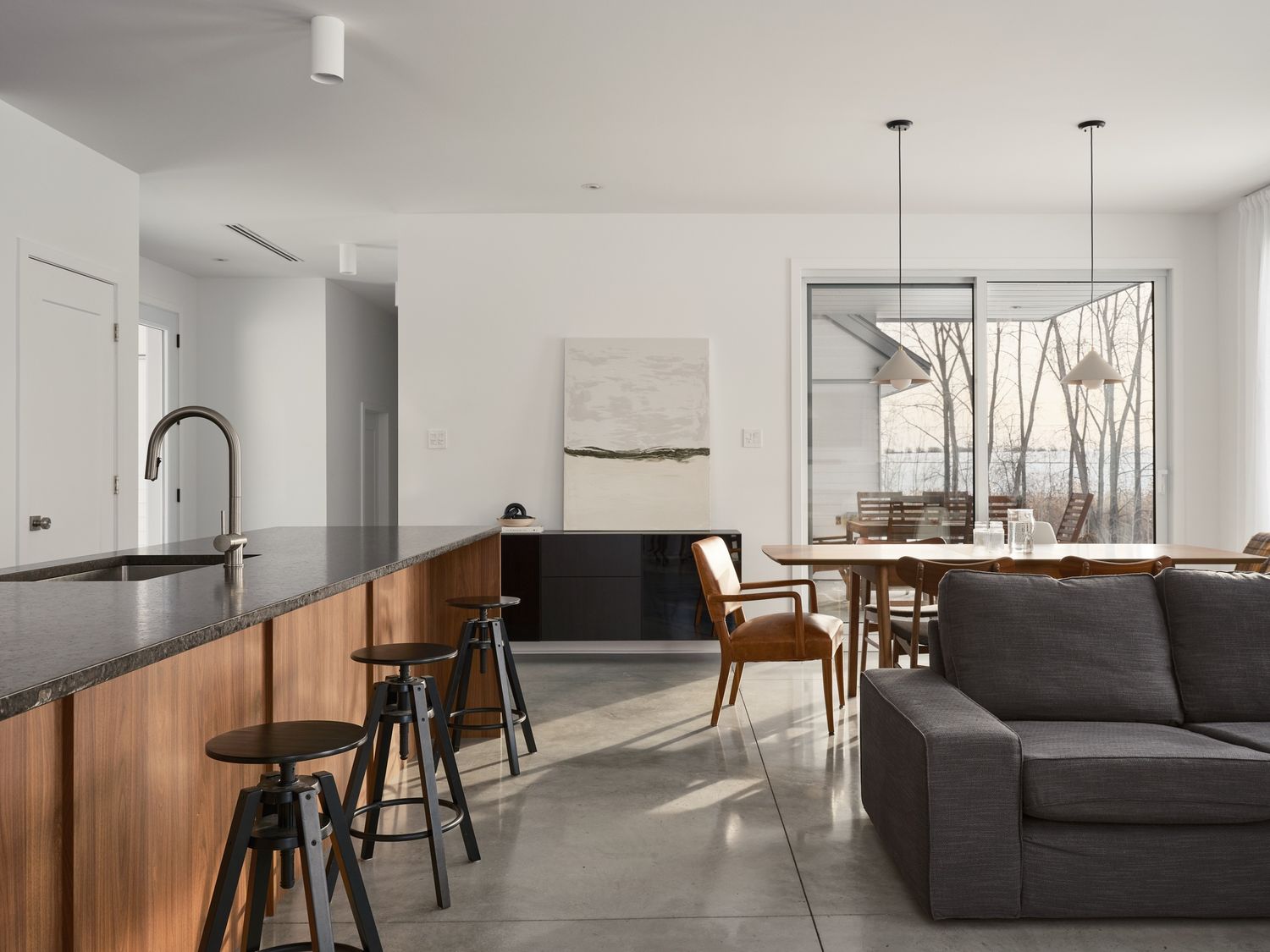 Salle à manger d'un projet de Maisons unifamiliales près de Montréal/Laval/Longueuil (Grand Montréal) de Écorce architecture écologique