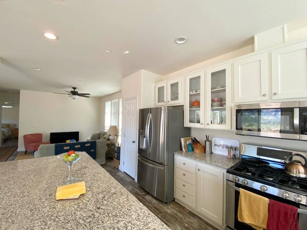 Cuisine d'un projet de Unités d'habitation accessoires (UHA) près de Sacramento de Sonoma Manufactured Homes