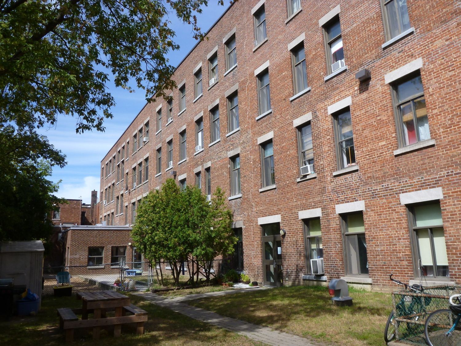 Backyard from a Energy modelings project near Montreal (Greater Montreal) by ALTE Coop