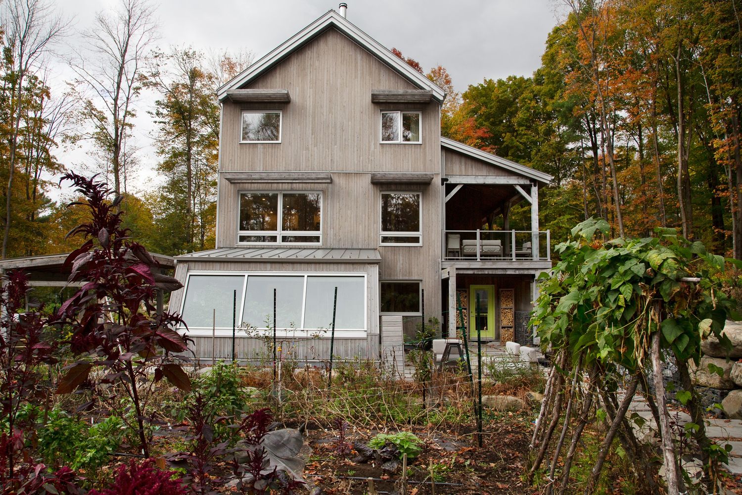 Fachada frontal de un proyecto de tipo Viviendas unifamiliares cerca de Granby - Bromont - Cowansville por ÉcoNovation