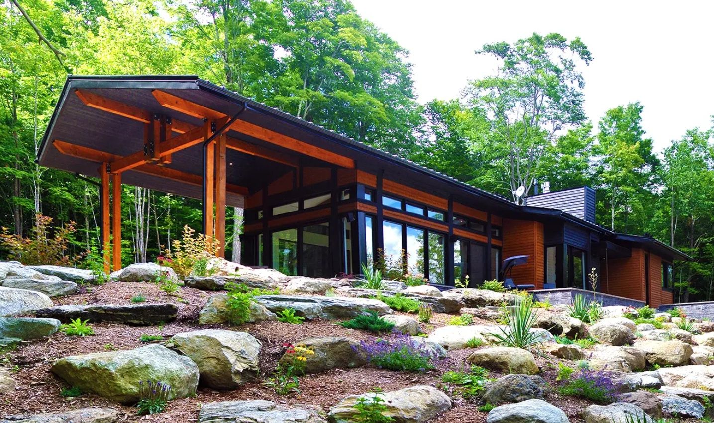 Une belle maison préfabriquée prête pour le Net Zéro facilite la construction d'une maison à haute efficacité à Vancouver, C.-B.