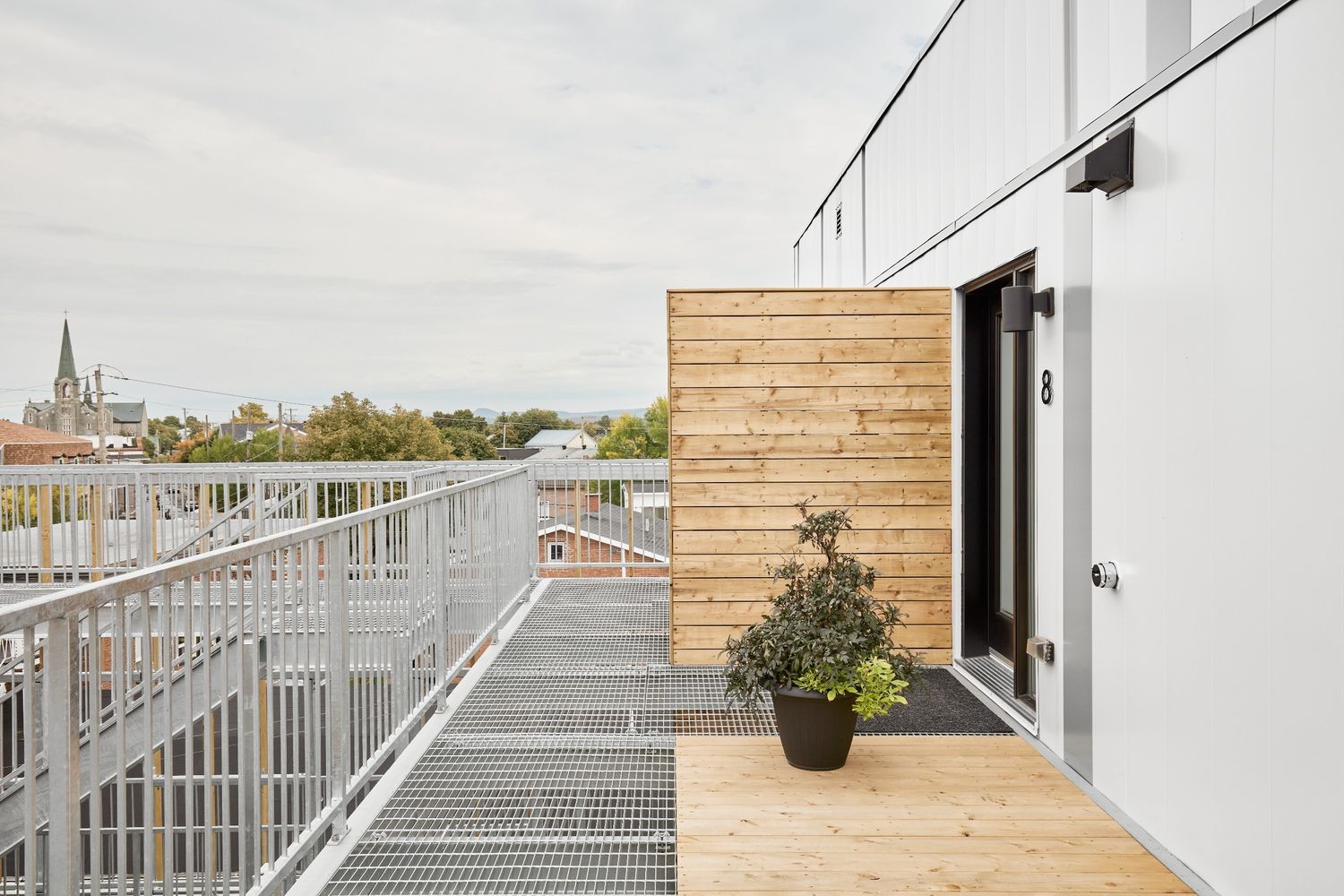 Terrasse et balcon d'un projet de Bâtiments multi-résidentiels et tours d'habitations près de Québec/Lévis (Ville de Québec) de BoON Architecture