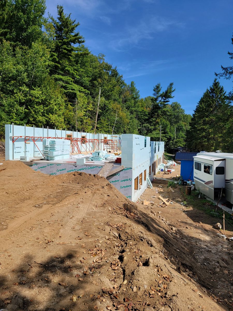 Wall Construction from a Single family homes project near Ottawa by Génération Béton Inc