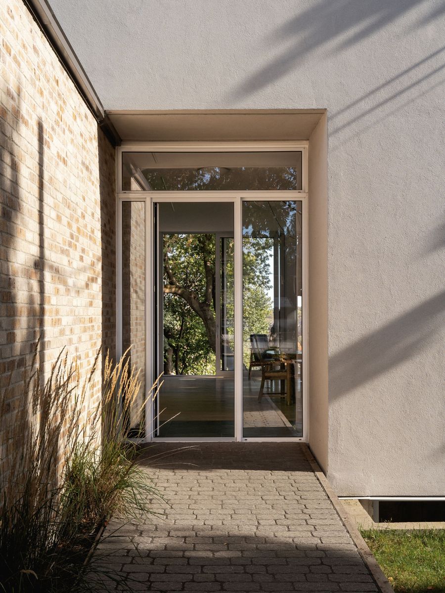 Pórtico y entrada de un proyecto de tipo Viviendas unifamiliares cerca de Montreal (Gran Montreal) por Paul Bernier Architecte