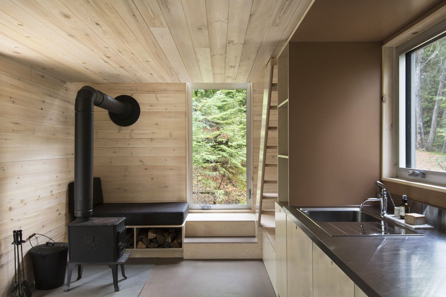 Kitchen from a Tiny Houses project near Gatineau (Outaouais) by Atelier L'Abri