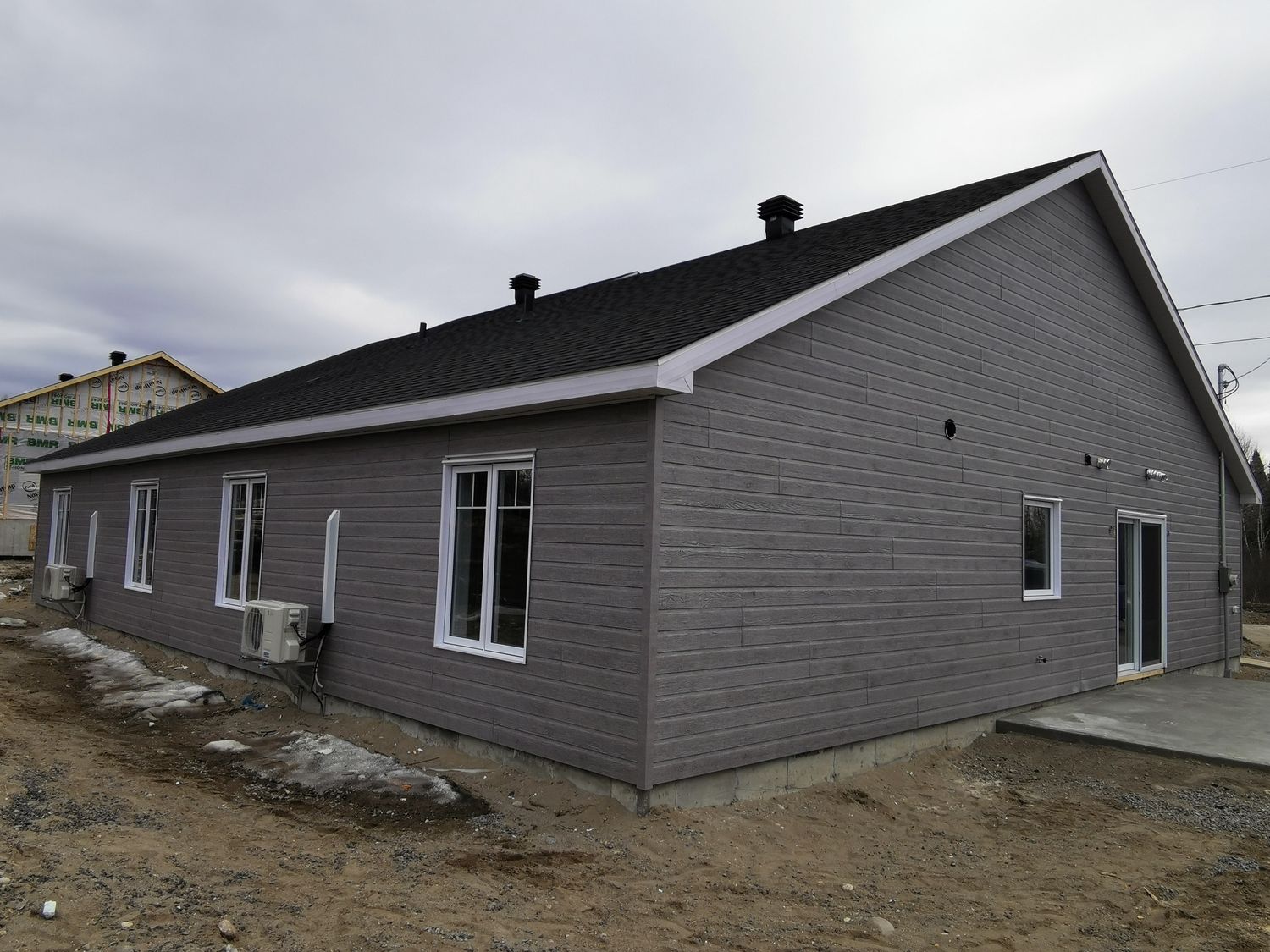 Fachada frontal de un proyecto de tipo Viviendas unifamiliares cerca de Saguenay - Lac-Saint-Jean por Solutions Expert SSS