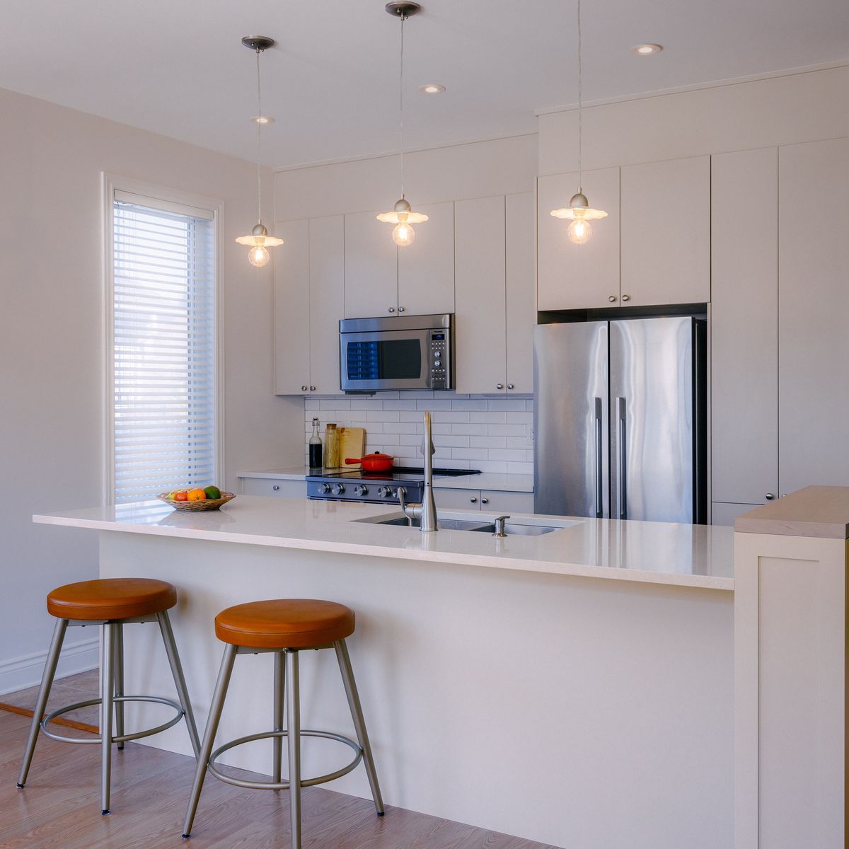 Cuisine d'un projet de Design et aménagement intérieur près de Montréal/Laval/Longueuil (Grand Montréal) de PASSÉ PRÉSENT DESIGN DURABLE