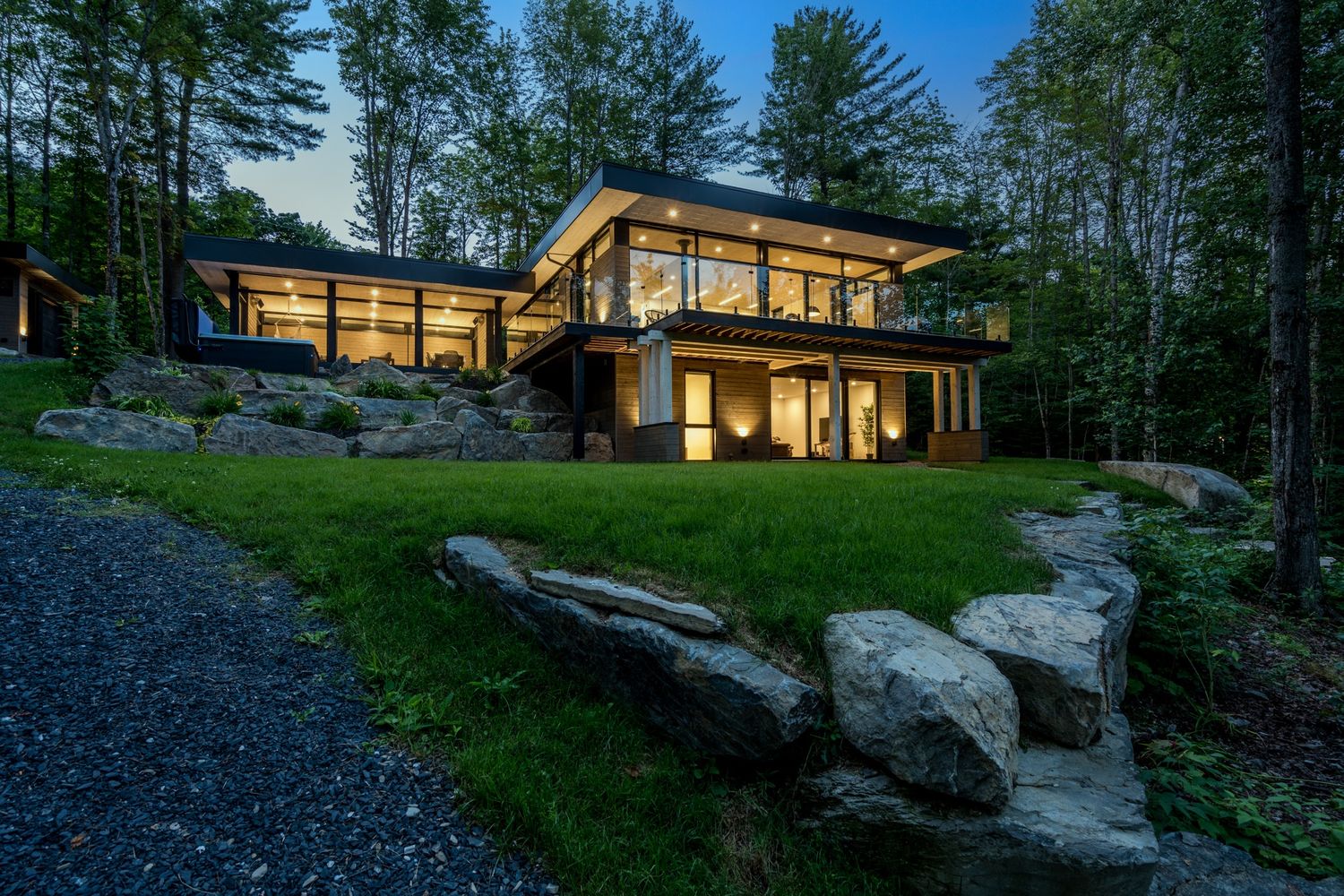 Patio delantero de un proyecto de tipo Viviendas unifamiliares cerca de Ciudad de Quebec - Lévis por Shannon Ross architecte