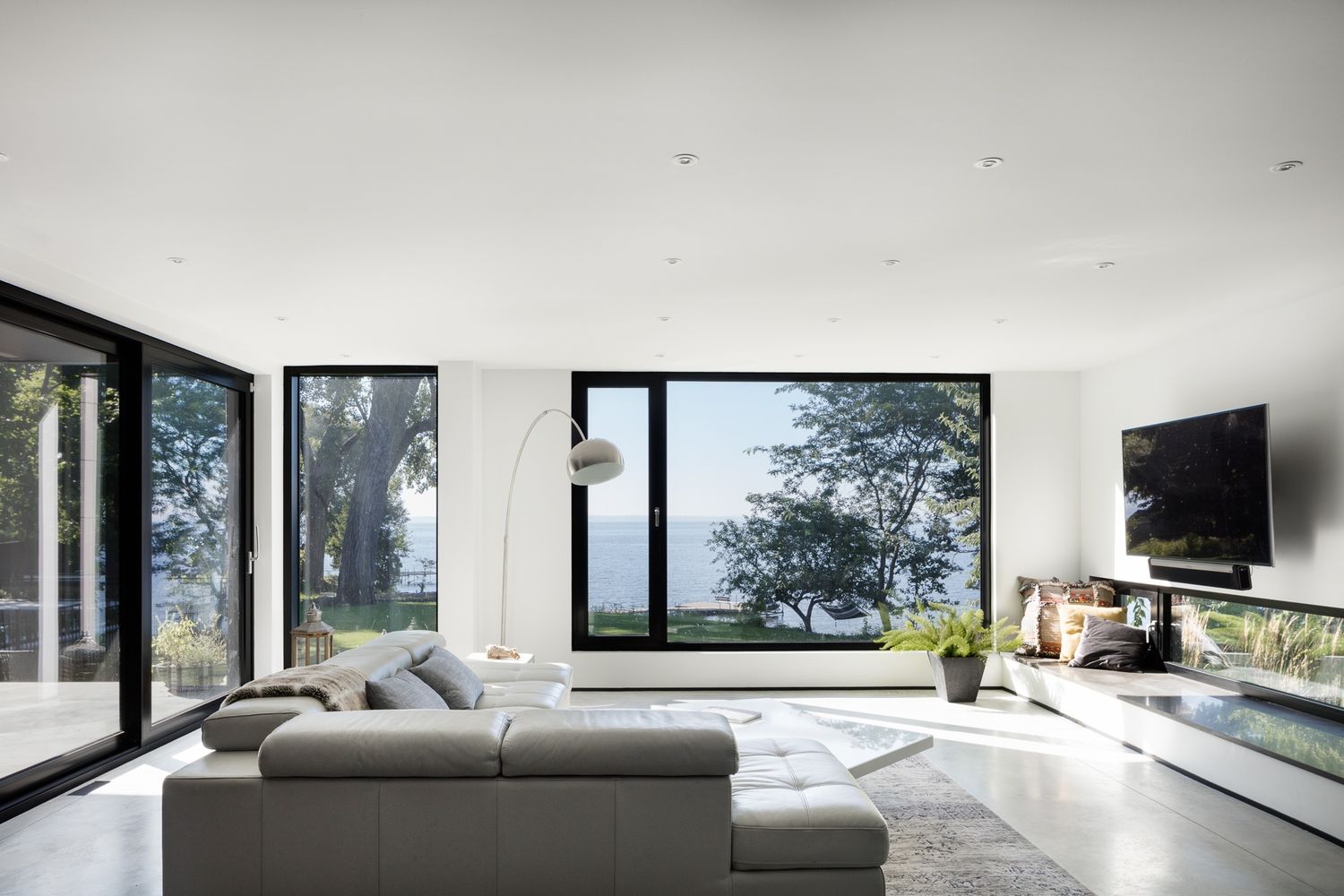 Sala de un proyecto de tipo Ampliaciones del hogar cerca de Montreal (Gran Montreal) por GHOCHE ARCHITECTE