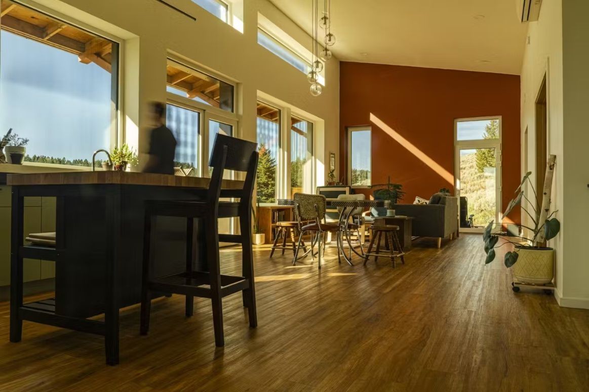 Salle à manger d'un projet de Maisons usinées et modulaires près de Bozeman de PrefabHAUS - Prefab Finders