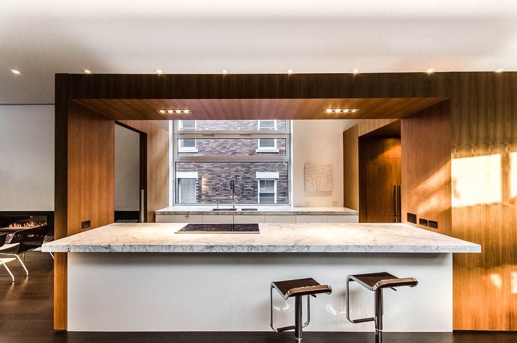 Cocina de un proyecto de tipo Condominios, apartamentos cerca de Montreal (Gran Montreal) por Zaraté Lavigne Architectes