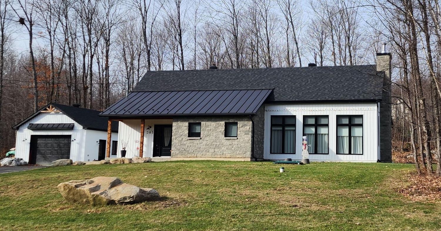 Fachada frontal de un proyecto de tipo Viviendas unifamiliares cerca de Saint-Jérôme (Laurentides) por Les Plans Benoit Nadon