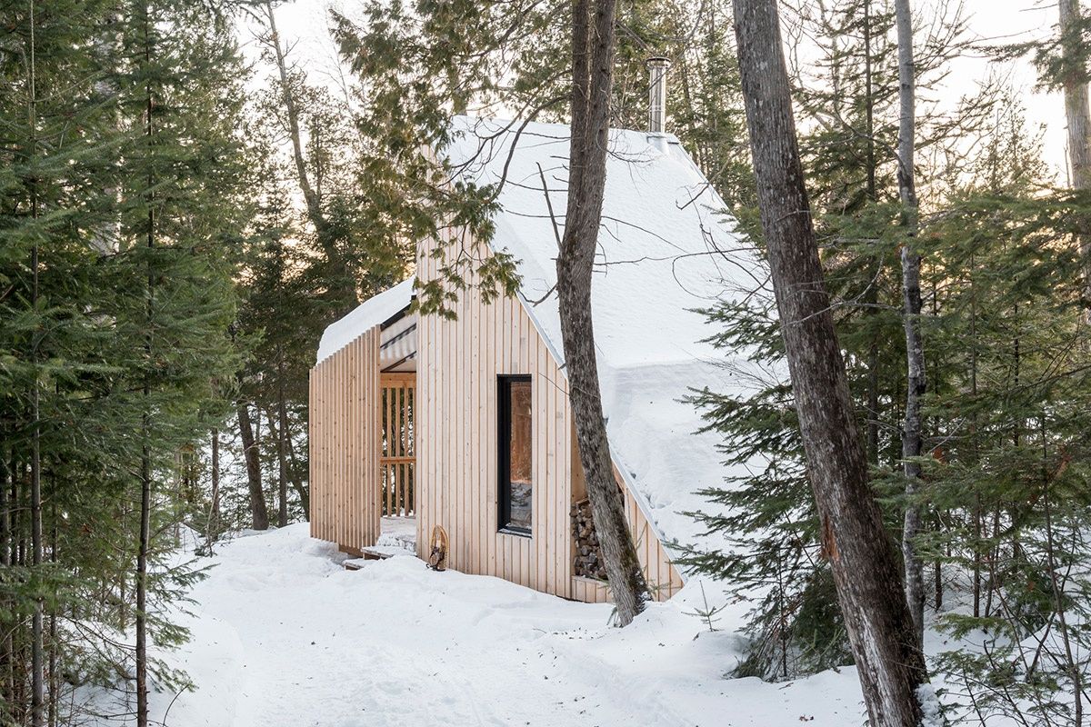 Patio trasero de un proyecto de tipo Mini casas cerca de Gatineau (Outaouais) por Atelier L'Abri
