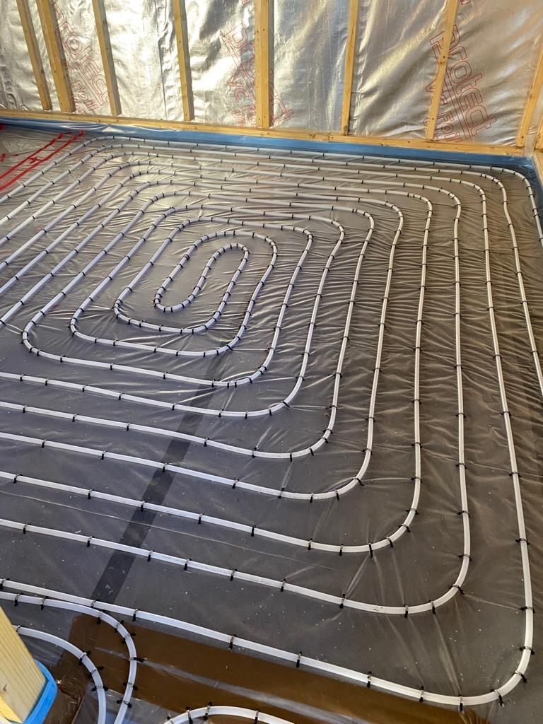 Mécanique du bâtiment d'un projet de Planchers chauffants hydroniques près de New York-Newark-Jersey City de Next Level Underfloor Heating and Screed Solutions