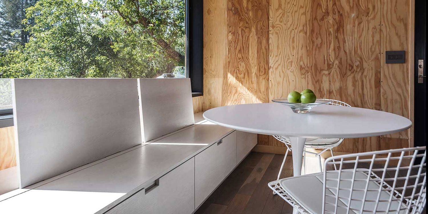Salle à manger d'un projet de Unités d'habitation accessoires (UHA) près de San Francisco Bay de Plant Prefab