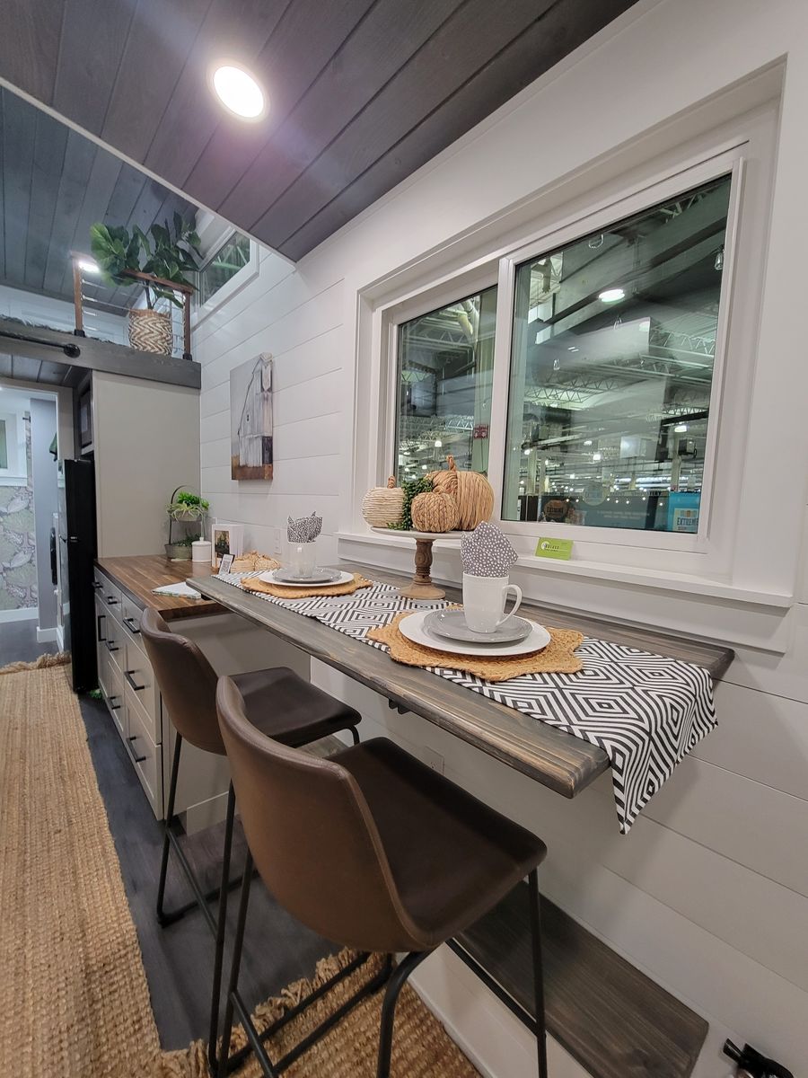 Salle à manger d'un projet de Mini et micro-maisons près de Columbus de Rulaco Remodeling and Tiny Homes