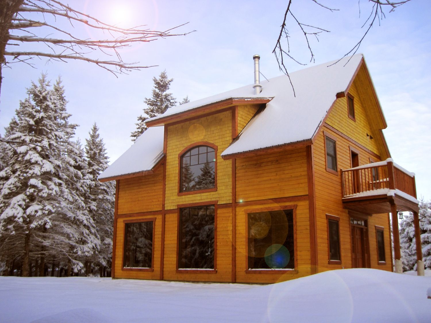 Fachada frontal de un proyecto de tipo Viviendas unifamiliares cerca de Sherbrooke (Estrie) por EkoHabitat Construction Inc.