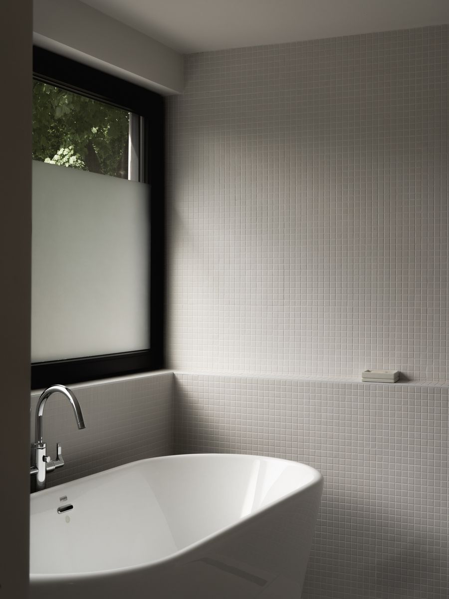 Baño completo de un proyecto de tipo Viviendas unifamiliares cerca de Montreal (Gran Montreal) por Atelier L'Abri