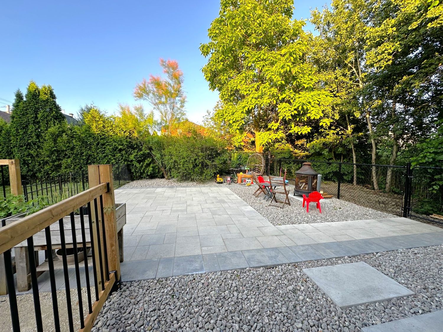 Cour arrière d'un projet de Aménagement paysager près de Montréal/Laval/Longueuil (Grand Montréal) de Melissa Langlois - Design paysager