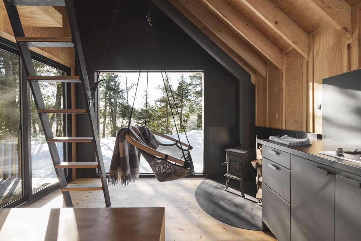 Sala de un proyecto de tipo Mini casas cerca de Gatineau (Outaouais) por Atelier L'Abri