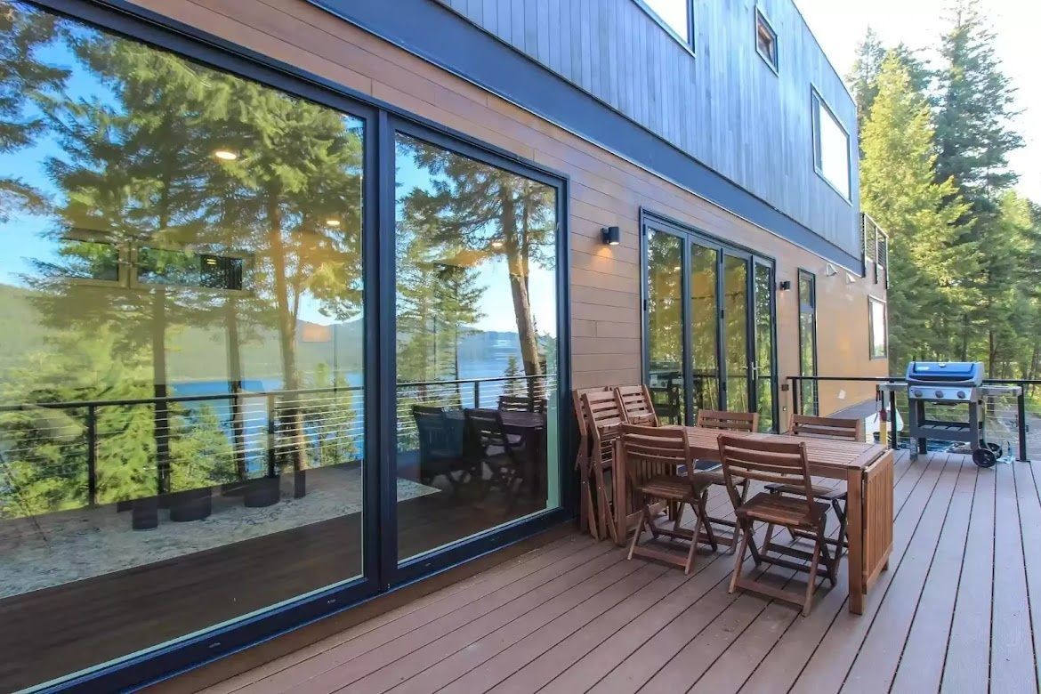 Terrasse et balcon d'un projet de Maisons usinées et modulaires près de Missoula de PrefabHAUS - Prefab Finders