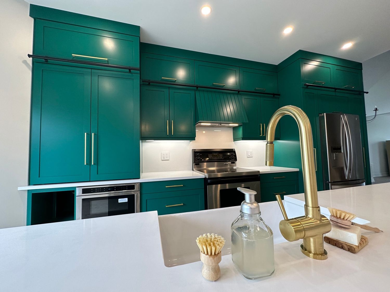 Kitchen from a Single family homes project near Ottawa by Cabinet Wakefield
