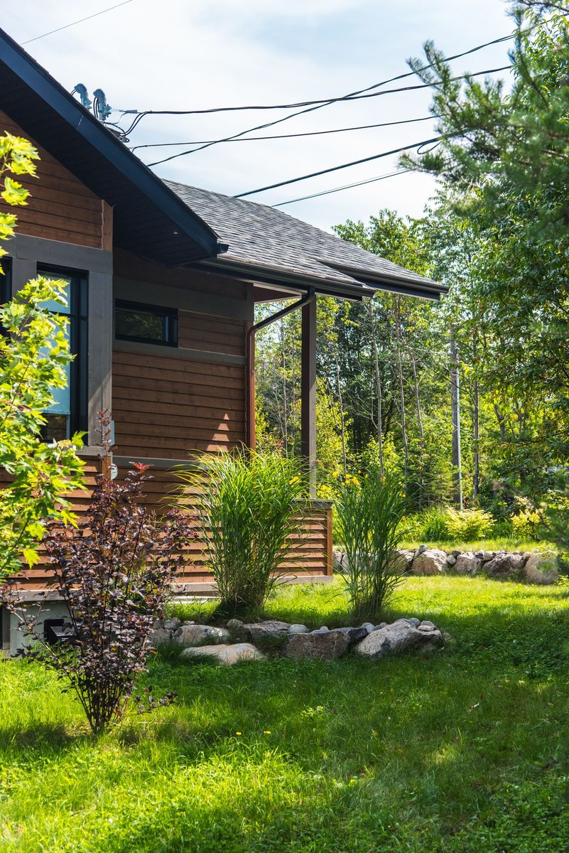 Cour avant d'un projet de Maisons unifamiliales près de Saint-Jérôme/Blainville (Laurentides) de Écohabitations boréales