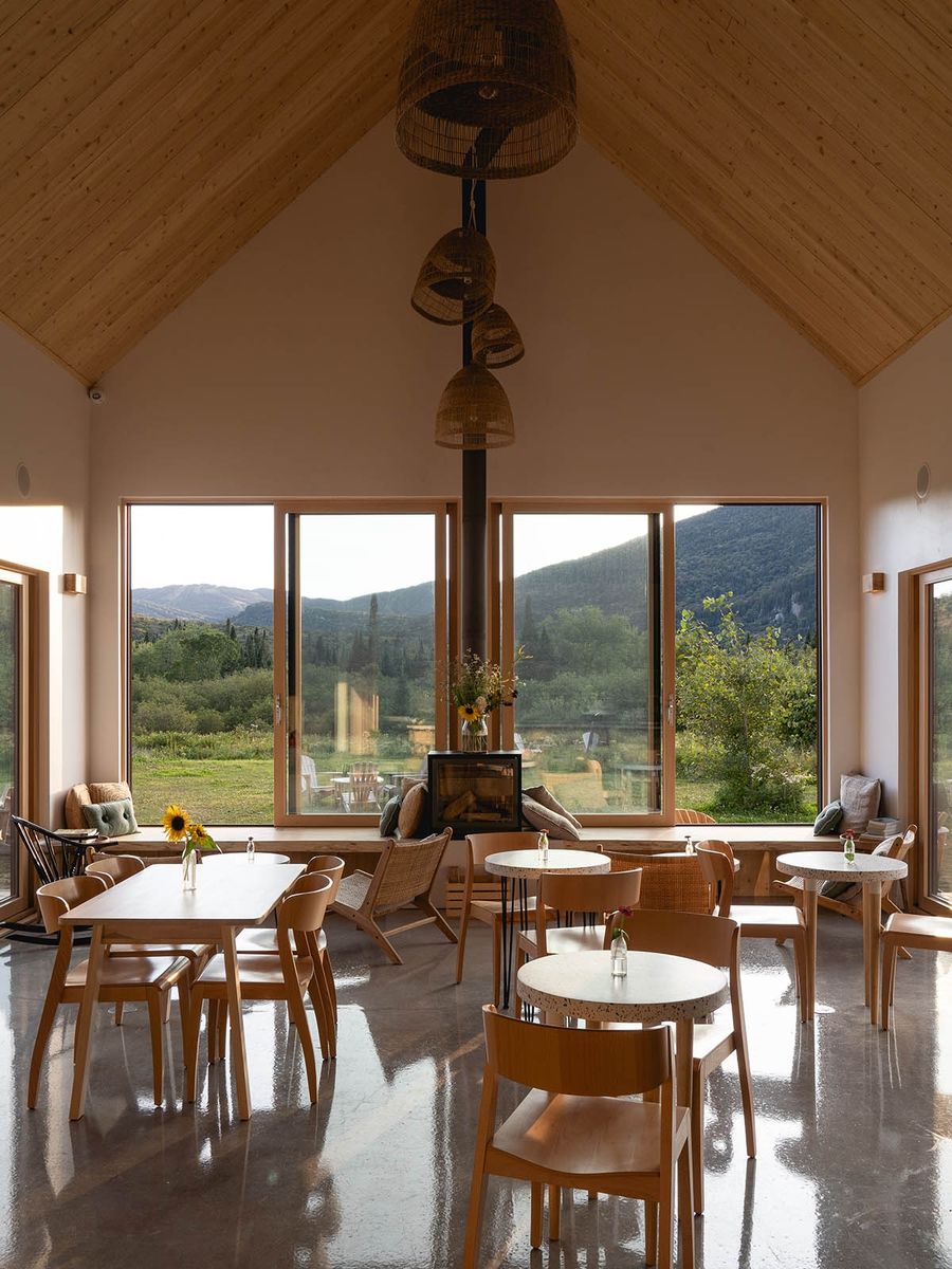 Comedor de un proyecto de tipo Agricultura urbana cerca de Saint-Jérôme (Laurentides) por Atelier L'Abri