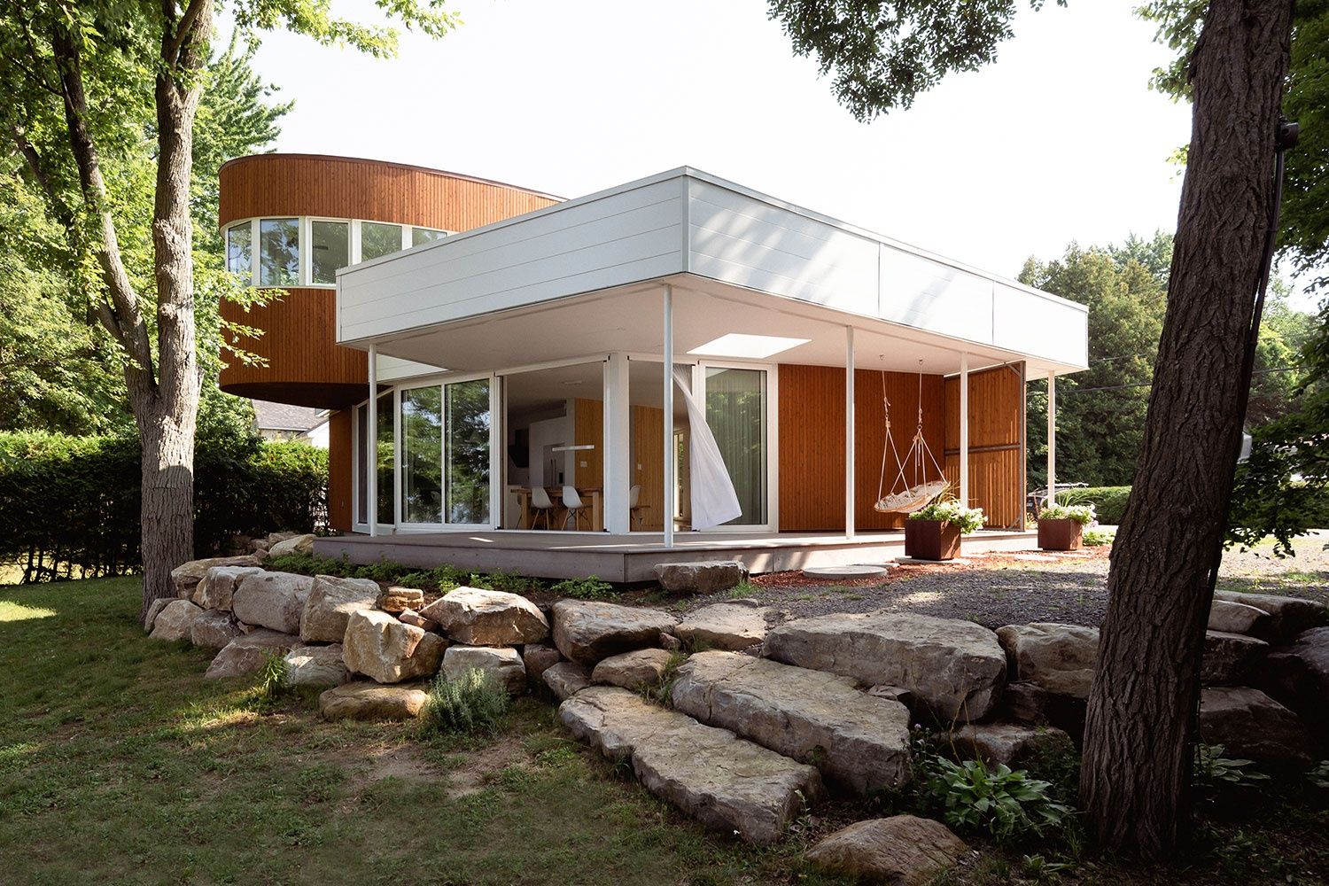 Fachada frontal de un proyecto de tipo Viviendas unifamiliares cerca de Montreal (Gran Montreal) por Paul Bernier Architecte