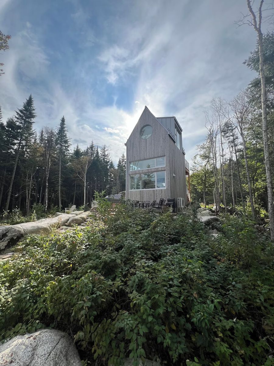 Fachada frontal de un proyecto de tipo Mini casas cerca de Ciudad de Quebec - Lévis por Julie Poisson architecte