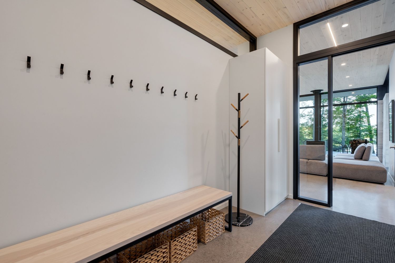 Vestíbulo de entrada de un proyecto de tipo Viviendas unifamiliares cerca de Ciudad de Quebec - Lévis por Shannon Ross architecte