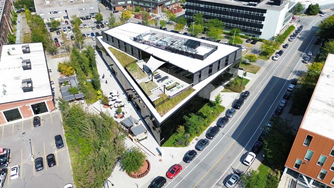Terraza en la azotea de un proyecto de tipo Techos verdes cerca de Montreal (Gran Montreal) por La Ligne Verte : Toit vert inc.