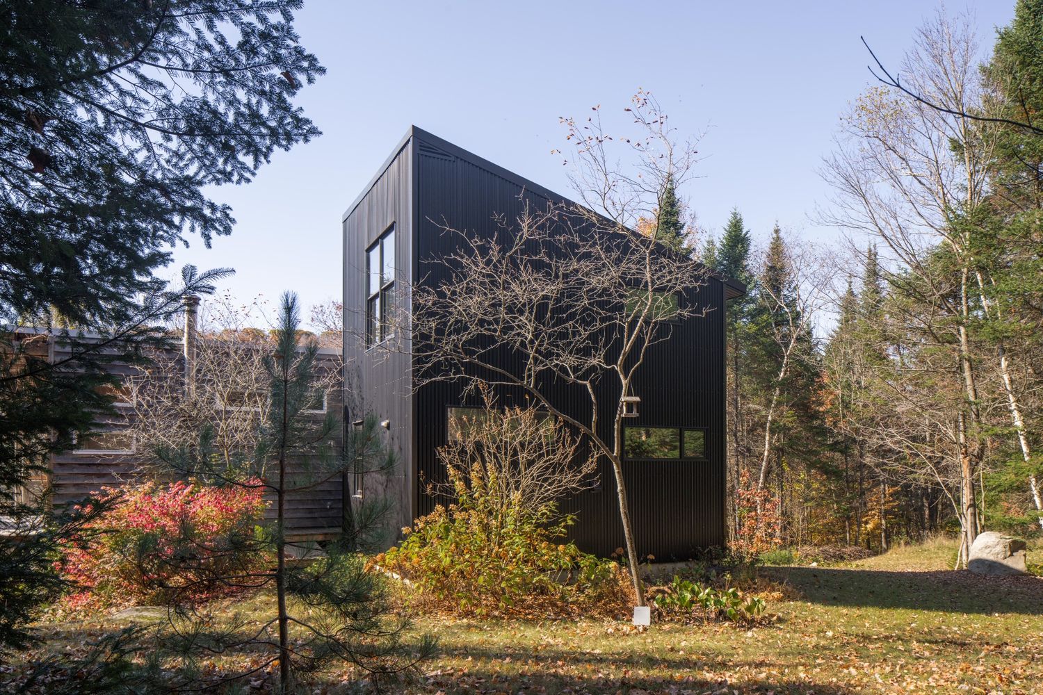  d'un projet de Maisons unifamiliales près de Montréal/Laval/Longueuil (Grand Montréal) de Atelier Schleiss Architectes
