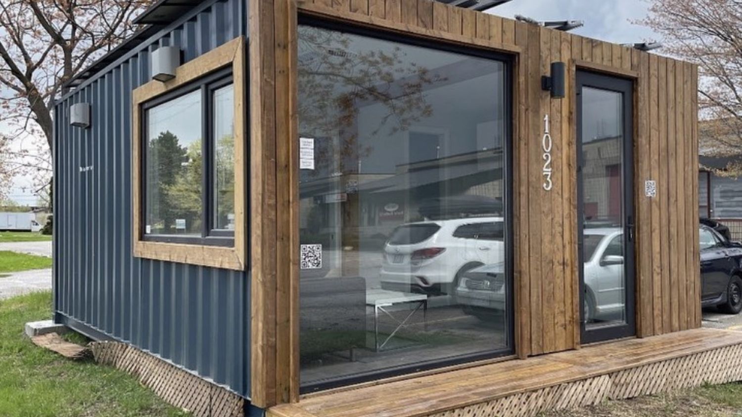 Construcción de exteriores de casas de un proyecto de tipo Mini casas cerca de Ottawa por Ballance Containers