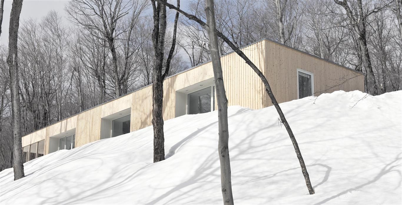 Façade avant d'un projet de Maisons unifamiliales près de Joliette (Lanaudière) de Adurra portes & fenêtres