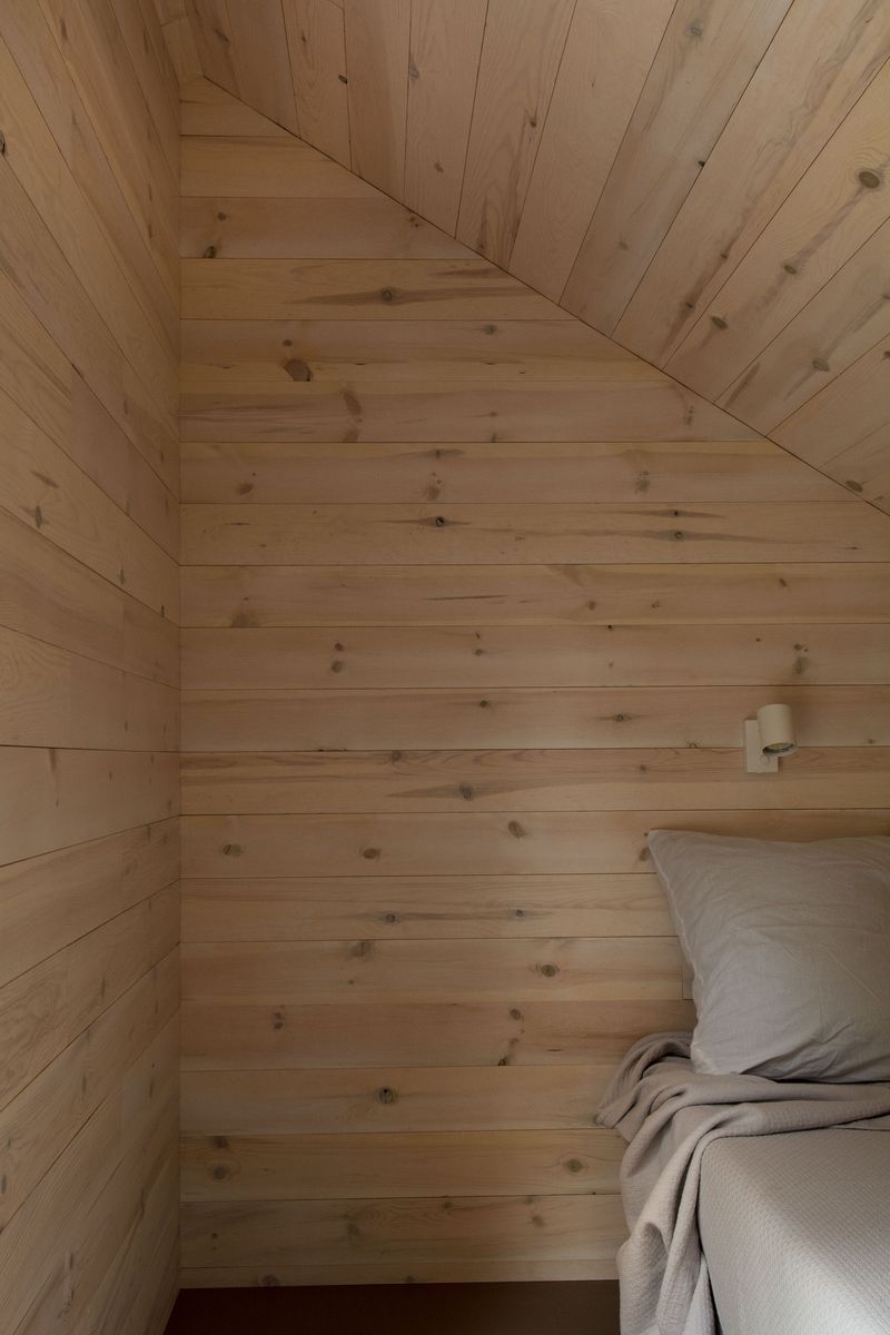 Bedroom from a Tiny Houses project near Gatineau (Outaouais) by Atelier L'Abri