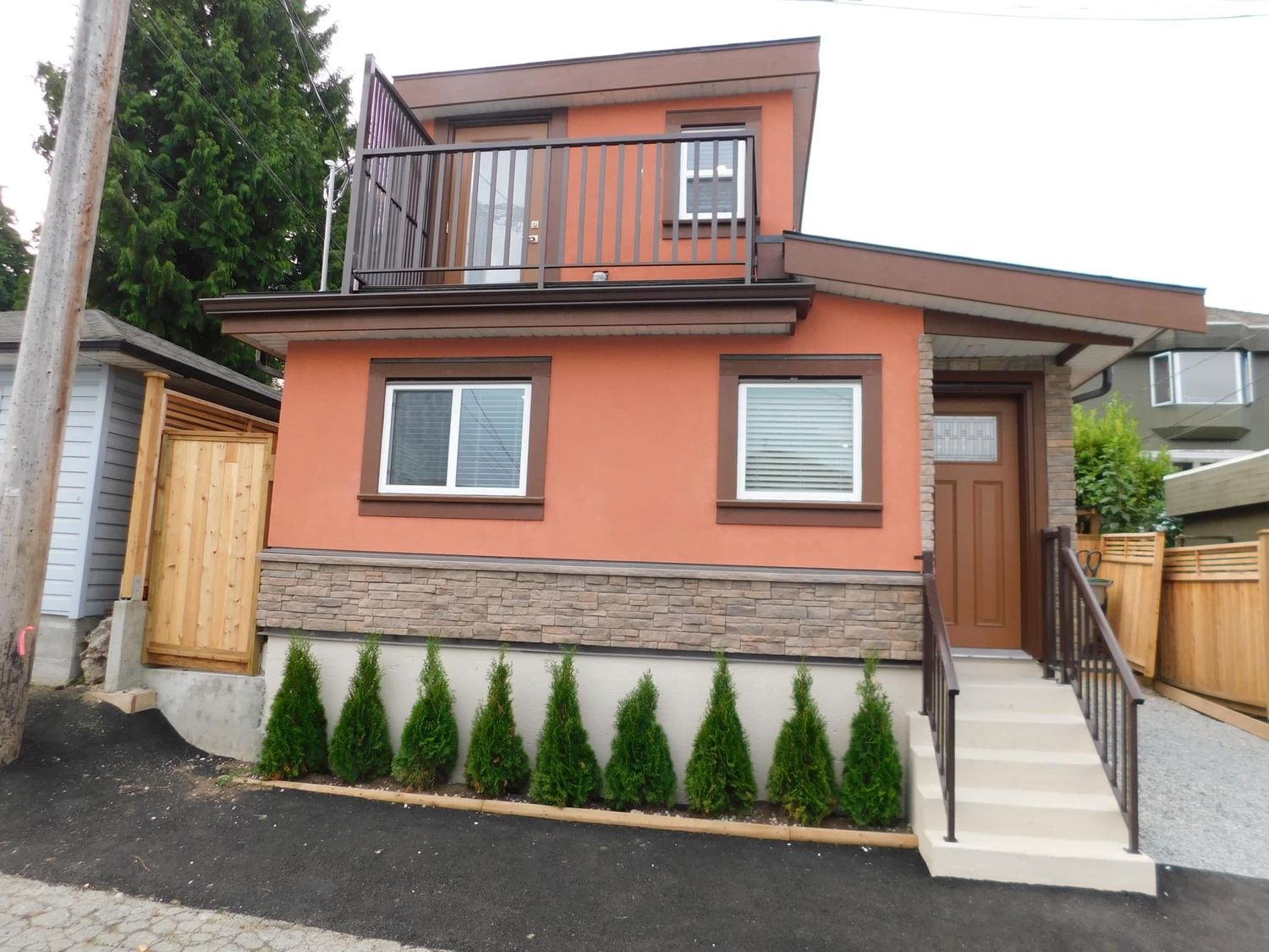 Façade avant d'un projet de Unités d'habitation accessoires (UHA) près de Vancouver (Région du Grand Vancouver) de Nicons Enterprises LTD.
