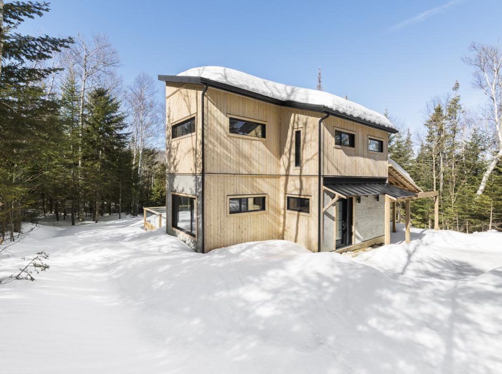 Fachada frontal de un proyecto de tipo Viviendas unifamiliares cerca de Saint-Jérôme (Laurentides) por Construction Larix Inc.