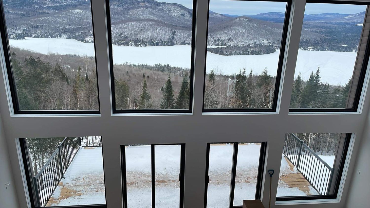 Sala de un proyecto de tipo Viviendas unifamiliares cerca de Joliette (Lanaudière) por Les Constructions du Patrimoine J.S. INC.