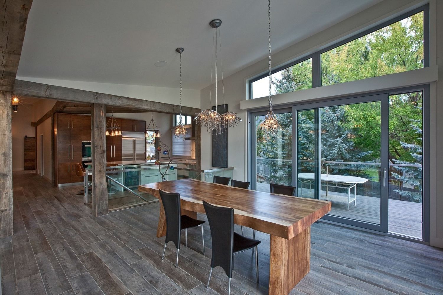 Salle à manger d'un projet de Maisons usinées et modulaires près de Vancouver (Région du Grand Vancouver) de PrefabHAUS - Prefab Finders