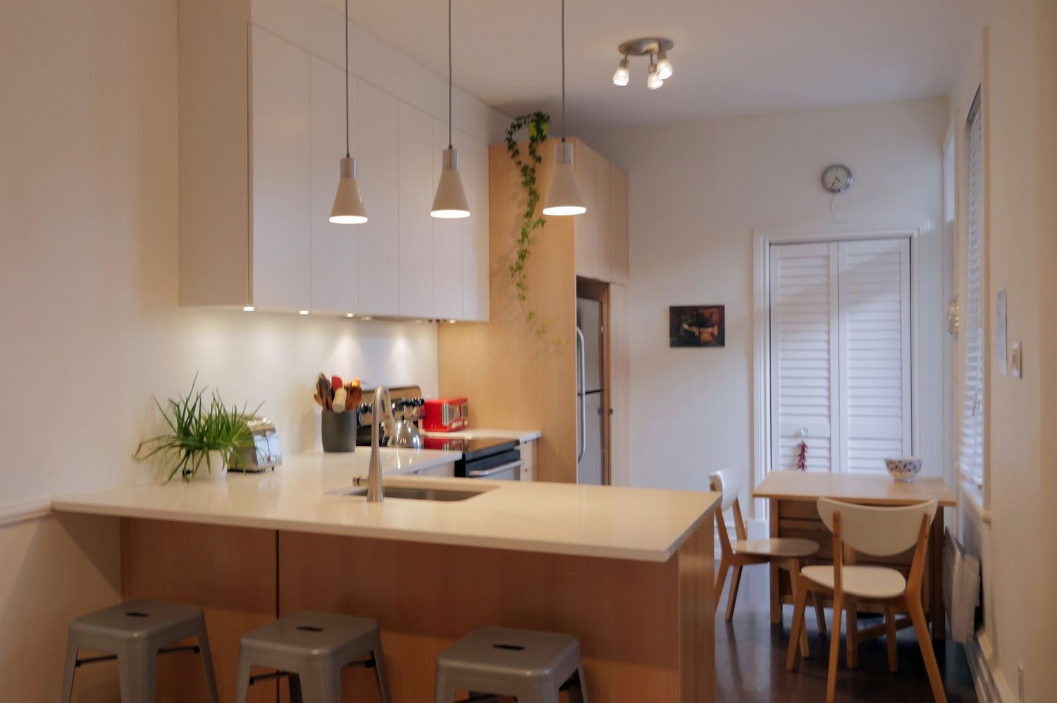 Salle à manger d'un projet de Cuisines près de Montréal/Laval/Longueuil (Grand Montréal) de À l' Aube - Designer & cuisiniste