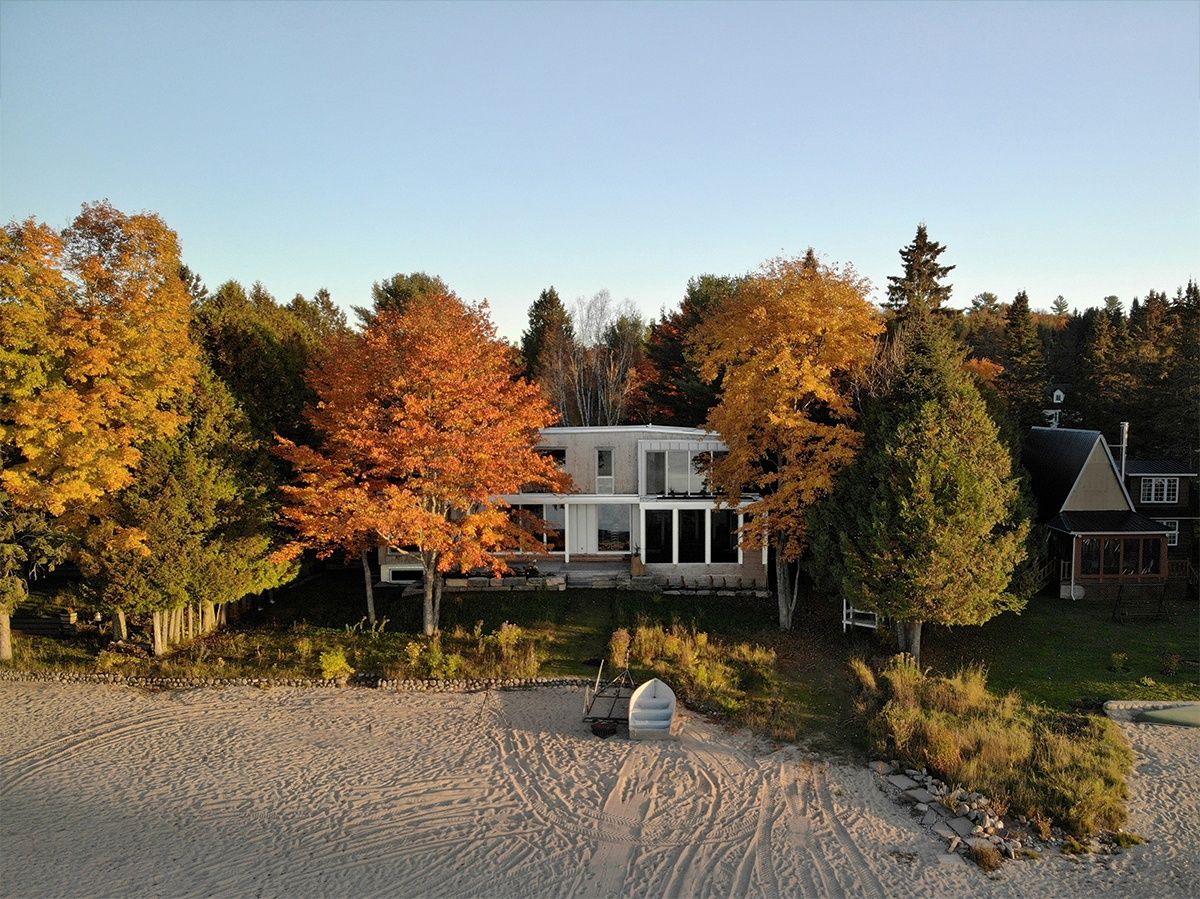 Backyard from a Single family homes project near Gatineau (Outaouais) by Atelier L'Abri