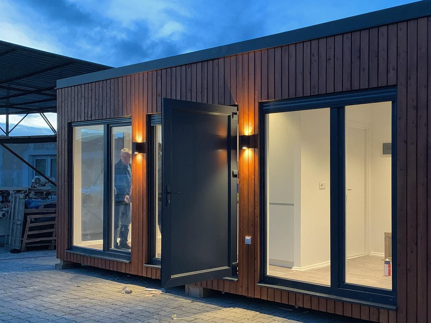 Travaux - Extérieur d'un projet de Maisons usinées et modulaires près de Whitehorse de Tree House