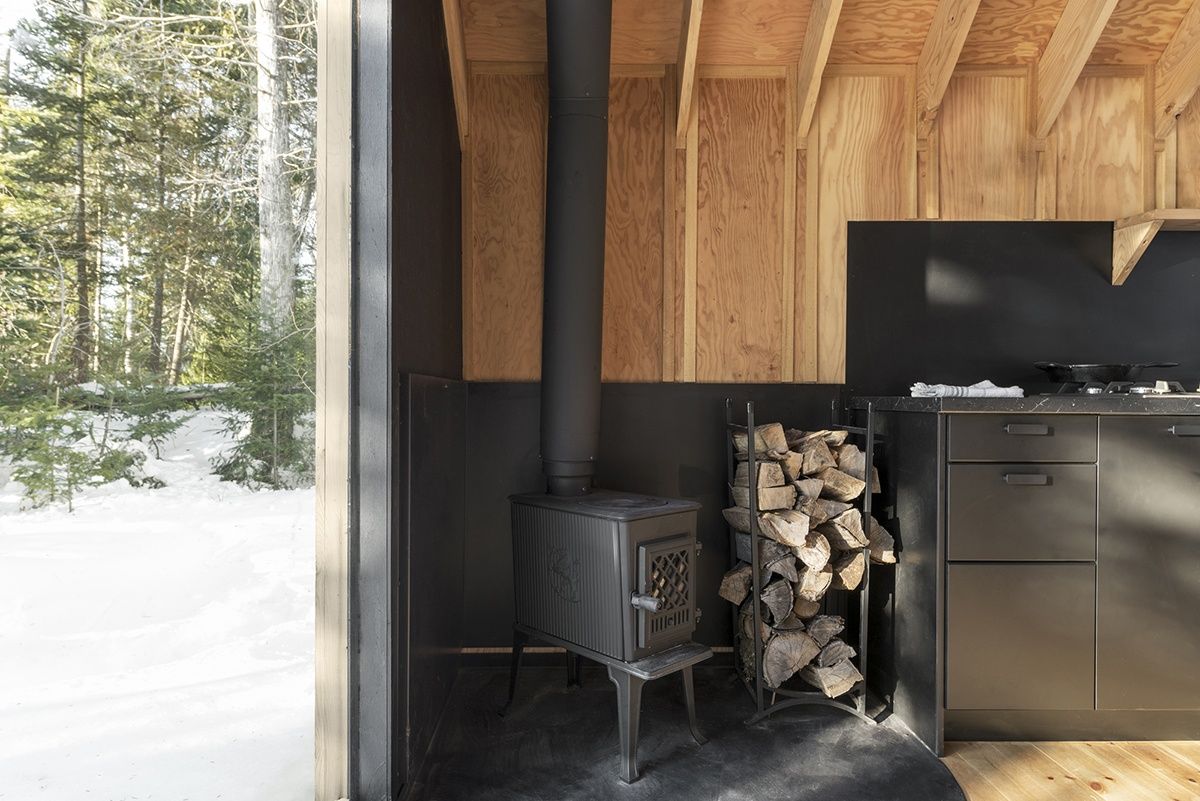 Sala de un proyecto de tipo Mini casas cerca de Gatineau (Outaouais) por Atelier L'Abri