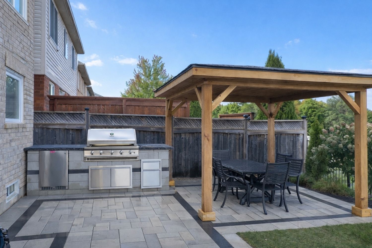  de un proyecto de tipo Cocinas al aire libre cerca de Toronto (Área metropolitana de Toronto) por Pinnacle Stone And Design