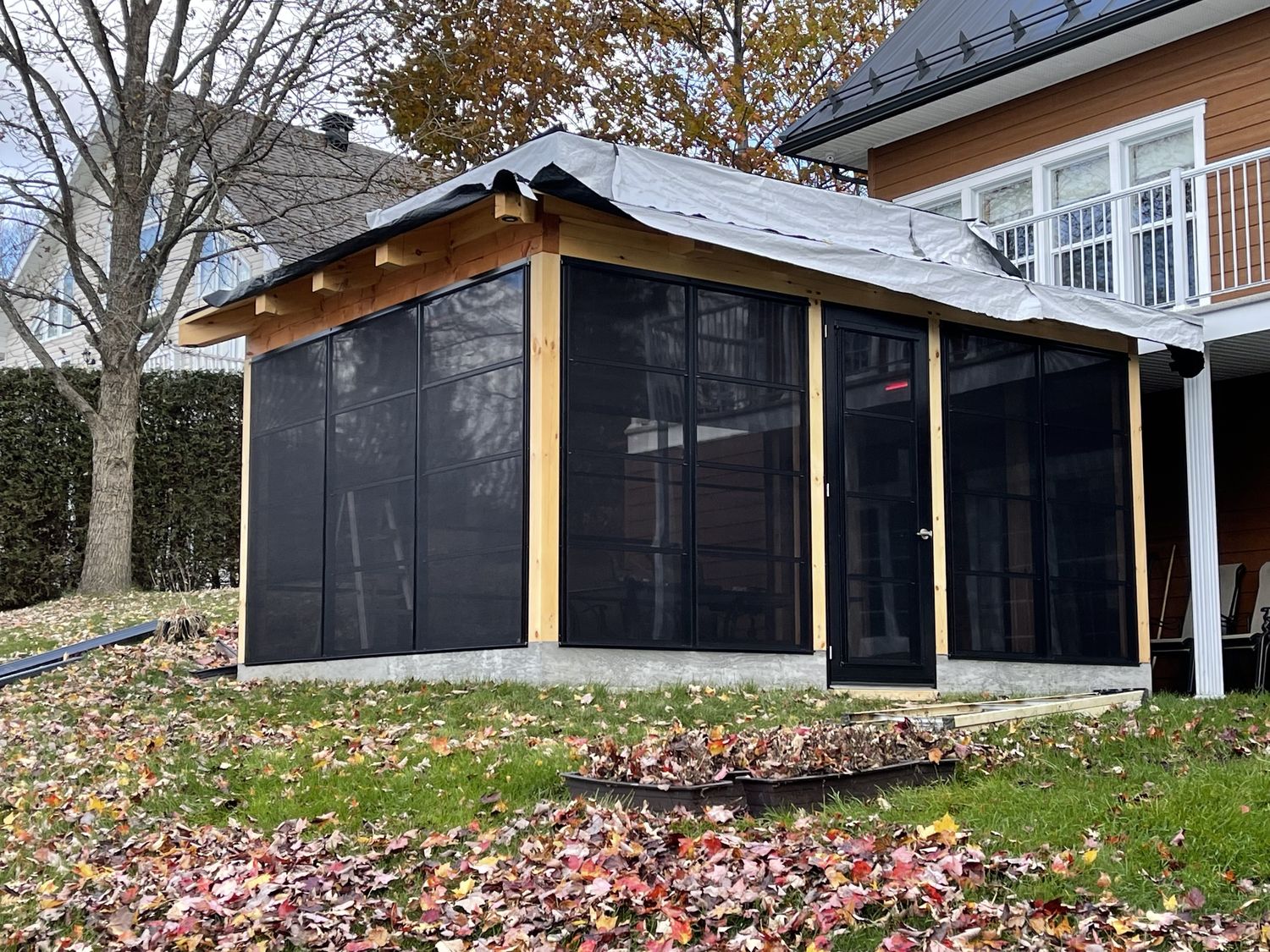 Terraza acristalada y solárium de un proyecto de tipo Patios, pérgolas y gazebos cerca de Sherbrooke (Estrie) por Construction Latulippe