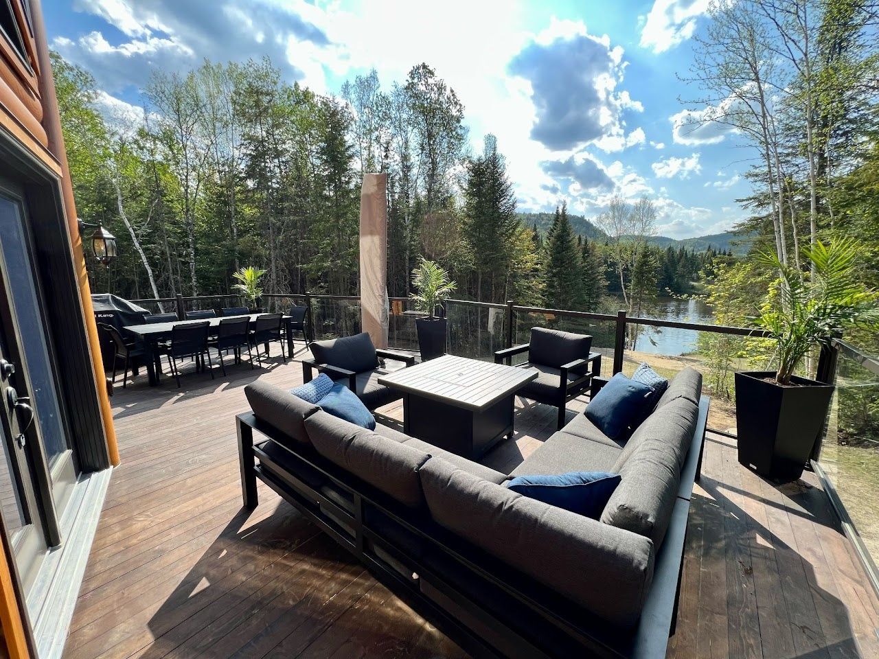 Terrasse et balcon d'un projet de Maisons usinées et modulaires près de Joliette (Lanaudière) de Construction Youri Durand inc.